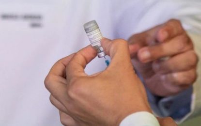 Vacinas contra Covid não têm relação com mortes, diz megaestudo
