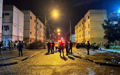 Homem é assassinado com cinco tiros em condomínio residencial