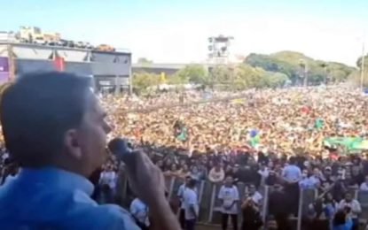 Bolsonaro corre contra tempo para reverter em votos o pacote de bondades