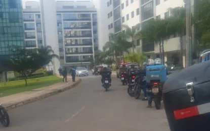 Vídeo: motoboys fazem buzinaço após morador do Noroeste xingar entregador